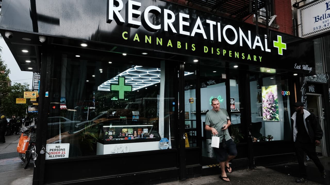 Sacramento decidirá esta semana si permitiría la creación de salones de cannabis. ¿De qué trata?