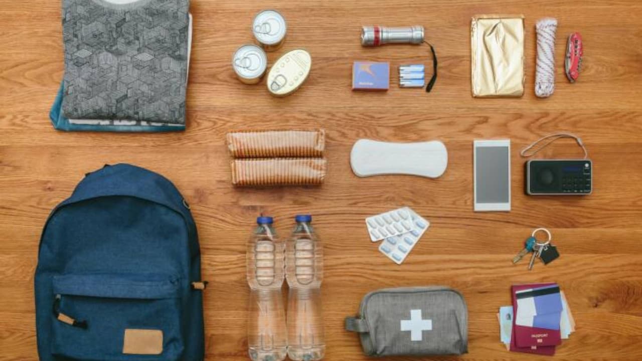 Prepara un 
<b><a href="https://www.univision.com/local/sacramento-kuvs/preparar-mochila-emergencia-botiquin-primeros-auxilios-fotos">botiquín</a> básico de emergencia </b>que contenga los artículos que pueda necesitar. También lleva contigo productos de higiene, varios cambios de ropa, cargador de celular portátil y cables de repuesto, linterna con pilas extra, agua potable fresca y alimentos para mascotas.