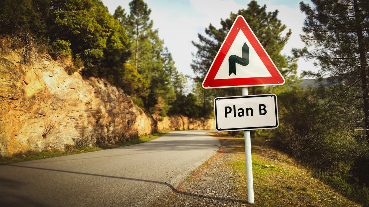 <b>Ten un ‘Plan B’ por si la compañía cancela tu reservación. </b>Por muy raro que parezca, esto puede suceder, sobre todo en estos tiempos complejos. Imagínate que el auto que estás esperando sea enviado al taller y la agencia no tenga otra unidad disponible para tu uso. Es por eso que resulta beneficioso hacer múltiples reservaciones con diferentes compañías que ofrezcan cancelaciones gratuitas.