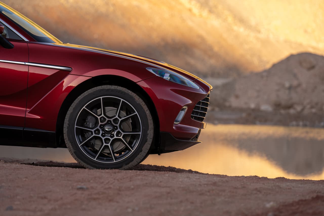 La Aston Martin DBX 2021 debuta en el Auto Show de Los Ángeles 2019.