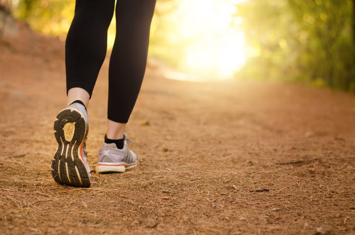 Este daño en los nervios junto a problemas circulatorios (otra complicación de la diabetes) hacen que los diabéticos tengan alto riesgo de desarrollar úlceras en los pies que se pueden infectar.
