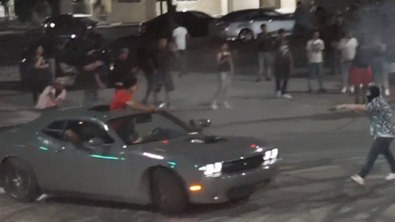 En video quedó captado el momento en el que encapuchados hacía piruetas ilegales en Euless, Texas. Estos conducían autos deportivos, algunos con placas de papel. Ahora la policía pide ayuda de la comunidad para dar con ellos y arrestarlos.