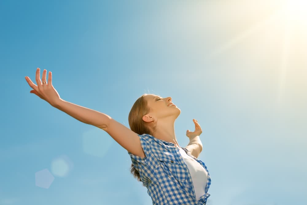 También se supone que el cuarzo eleva la frecuencia de la vibración en el lugar donde está, absorbe, almacena, libera, desbloquea y regula la energía. Lleva la energía al estado más elevado, actuando en todos los niveles del Ser.
<br>