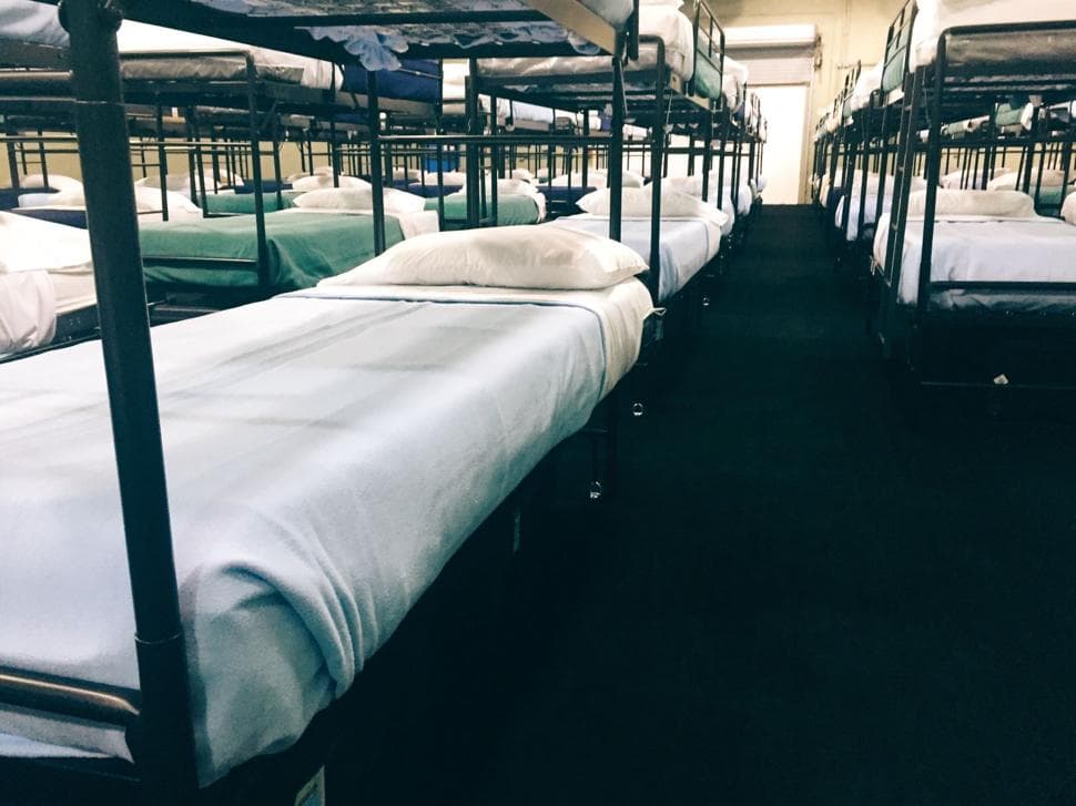 De acuerdo con un comunicado de 2016 del HHS, que se encarga de los menores extranjeros que cruzan la frontera sin sus padres, en ese momento 
<b>la instalación contaba con 800 camas.</b>