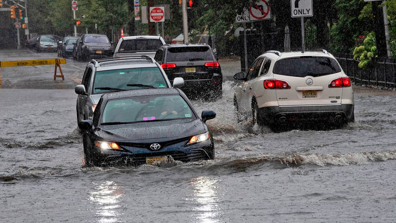 <b>Inundaciones:</b>
<br>Para inundaciones o problemas de agua llame al 311 en el condado de Sacramento o al (916) 875-4311 para los alrededores. 
<br>