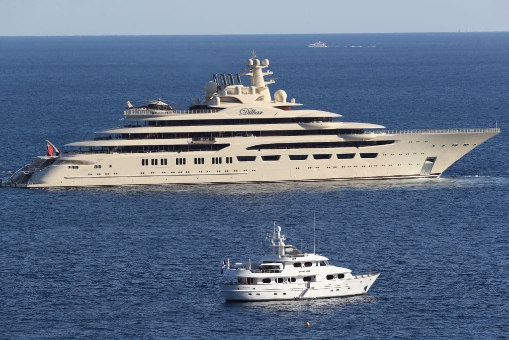 Todo esto sucede mientras ya se han confiscado dos megayates. El 
<b>Dilbar</b> del oligarca ruso 
<b>Alisher Umano</b>v, incautado por Alemania en un astillero de Hamburgo; y el 
<b>Amore Velo</b>, propiedad de 
<b>Igor Sechin</b>, en los astilleros de La Ciotat, en la costa sur de Francia.