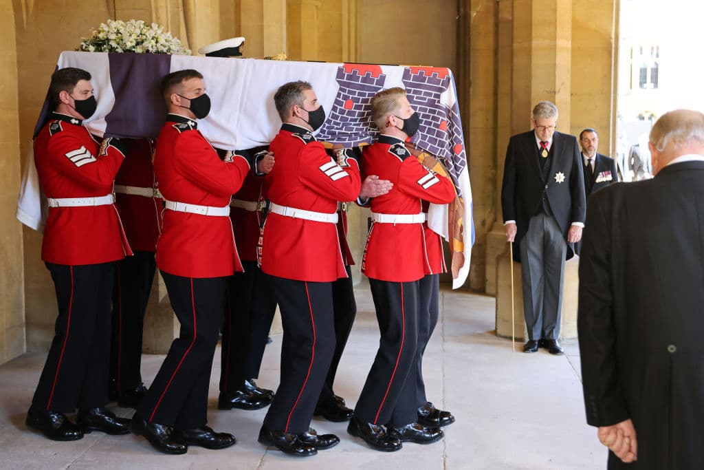 Miembros del primer Batallón de Granaderos de la Guardia Real lleva el ataúd de Su Alteza Real, el Príncipe Felipe, hacia el Land Rover en donde sería transportado hasta su última morada en el palacio de Windsor.