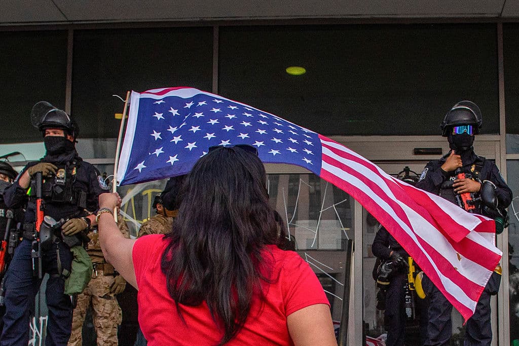 Familiares, amigos y personas en desacuerdo con la forma en que el Servicio de Inmigración y Control de Aduanas (ICE) ha ejecutado sus operativos en Los Ángeles, 
<b><a href="https://www.univision.com/noticias/politica/la-bandera-de-mexico-ondea-en-las-protestas-contra-ice-en-los-angeles-la-ciudad-ha-sido-generosa-y-los-mexicanos-hemos-sido-generosos-con-ella" target="_blank">también llevan a las protestas la bandera de los Estados Unidos</a></b>, el país que para muchos inmigrantes es su único hogar.