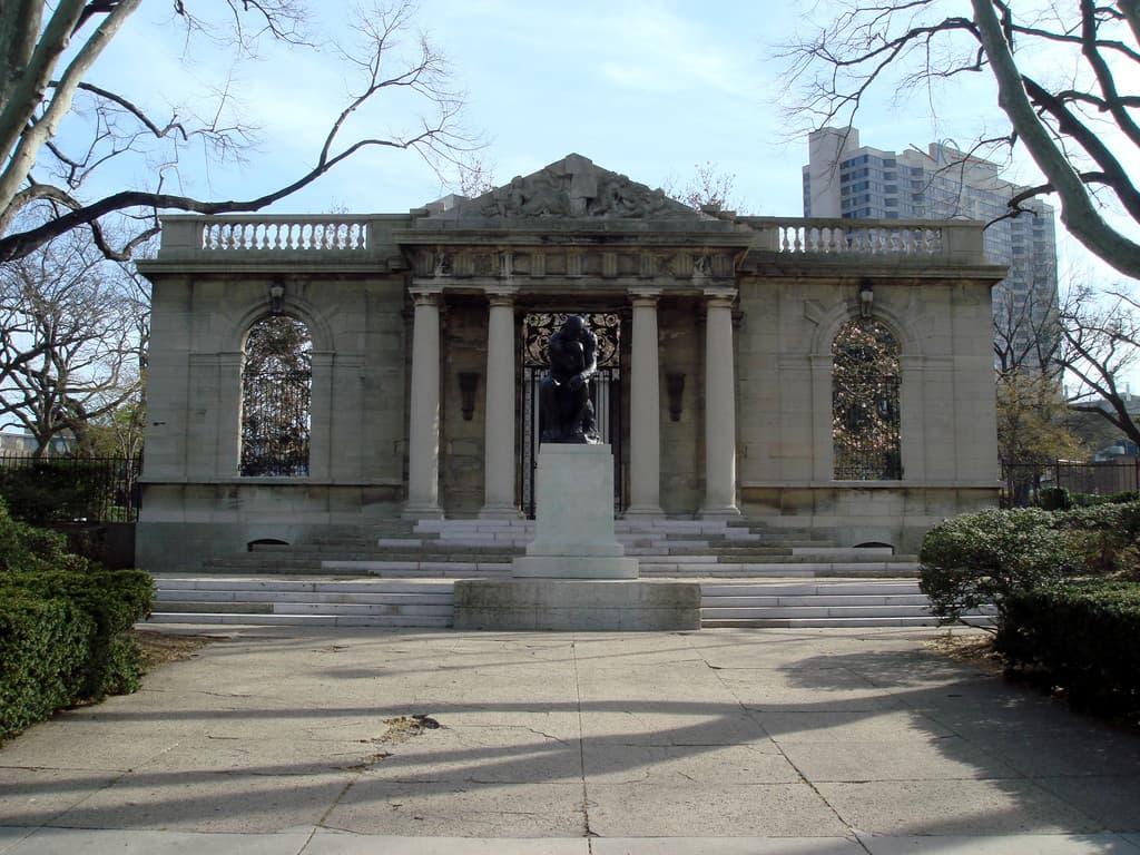 <b>Museo Rodin</b>: no debe confundirse con el museo del mismo nombre en
<b> París</b>, lleva el nombre del famoso escultor 
<b>Auguste Rodin</b>. El museo tiene la mayor cantidad de obras de dicho escultor fuera de París. Justo antes de ingresar al museo, puede ver posiblemente la obra más conocida de Rodin, El pensador, que se encuentra justo afuera del museo en el patio. La entrada al museo se paga como desee, sin embargo, la entrada sugerida es de 
<b>10 USD </b>para adultos.
<br>