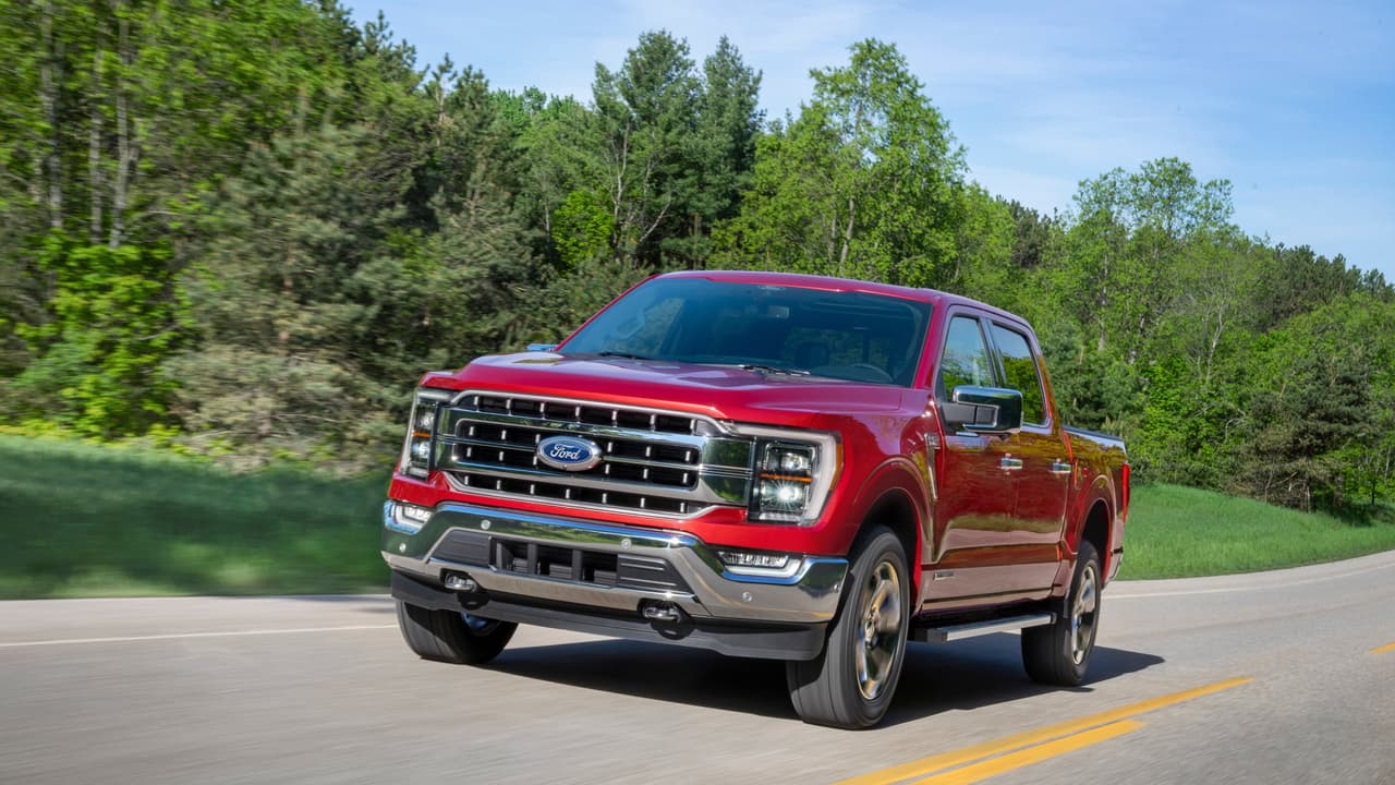 La Ford F-150 2021 llega con la primera versión híbrida de su historia. Bautizado como PowerBoost, su tren motriz híbrido estará disponible para todas las versiones de la línea F-150, y está compuesto por el motor V6 EcoBoost doble turbo complementado con un motor eléctrico de 35 kilovatios (47 caballos de fuerza) integrado en la transmisión.