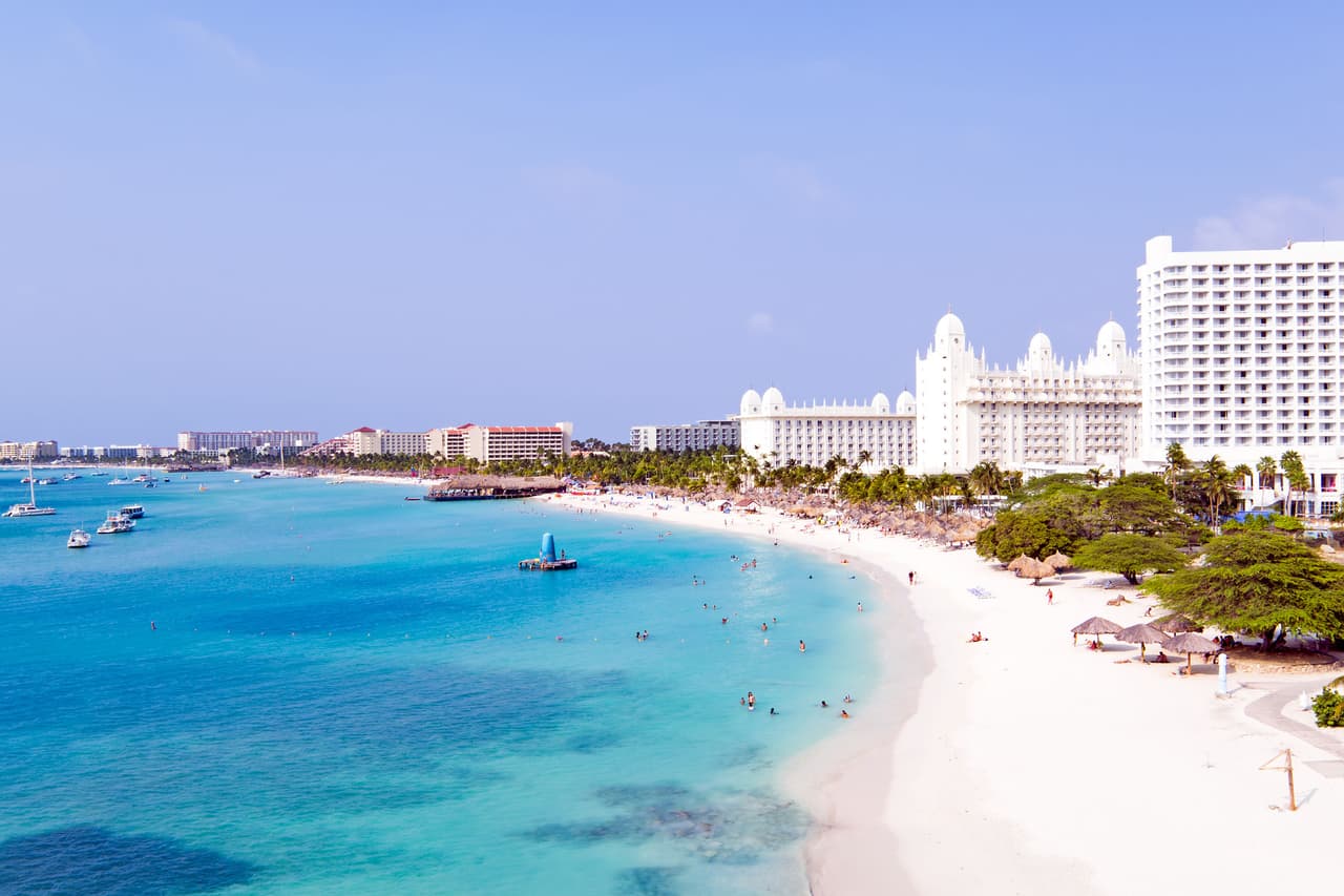 <b>Puesto 6. Aruba</b>
<br>
<br>Tasa más alta de impuesto sobre la renta personal en 2021: 52.00%.
<br>
<br>La tasa máxima en esta isla caribeña se aplica a ingresos superiores a 147,454 florines (81,908 dólares). Aruba redujo los impuestos sobre la renta a cualquiera que gane menos de 65,904 florines (17,943 dólares).
<br>