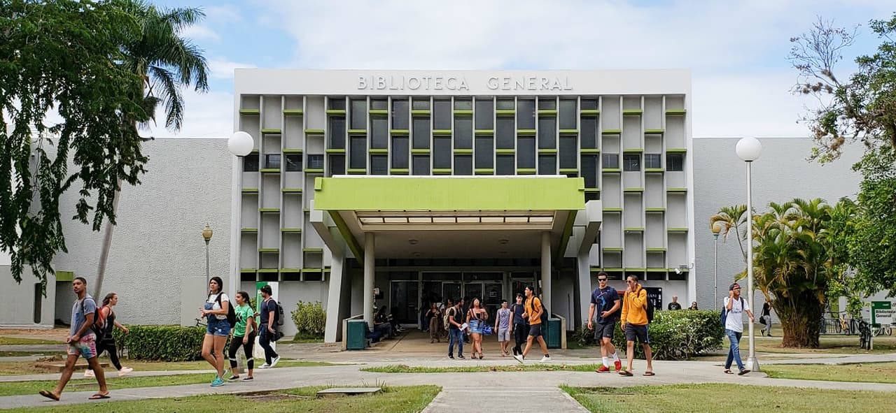 El RUM es el segundo recinto más grande del sistema UPR y se destaca por ser una institución de prestigio a nivel mundial en su educación en Agricultura, Ingeniería, 
<a target="_blank" href="https://es.wikipedia.org/wiki/Ciencias">Ciencias</a>, Artes y Administración de Empresas. Además del 
<i>Land Grant</i>, el Colegio ostenta los títulos de 
<i>Sea Grant</i> y 
<i>Space Grant Institution</i>.
<br>
<br> 
<br>