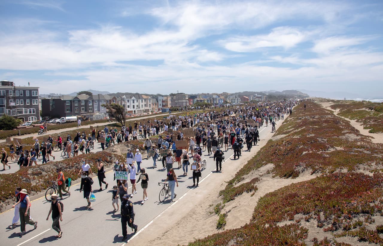 <b><i>The Great Highway</i> (San Francisco, Estados Unidos)</b>
<br>
<br>Los cierres de calles por la pandemia convirtieron un tramo de dos millas, conocido como 
<i>‘The Great Highway’</i>
<b> </b>(La Gran Autopista, en español), en un nuevo destino obligado en la popular ciudad californiana. 
<br>
<br>El paseo frente a la playa está flanqueado por Ocean Beach y un centro comunitario. Allí los amigos se reúnen para caminar, los niños locales aprenden a andar en bicicleta y todos se encuentran, desde los que aprecian el arte callejero hasta los que quieren protestar.
<br>