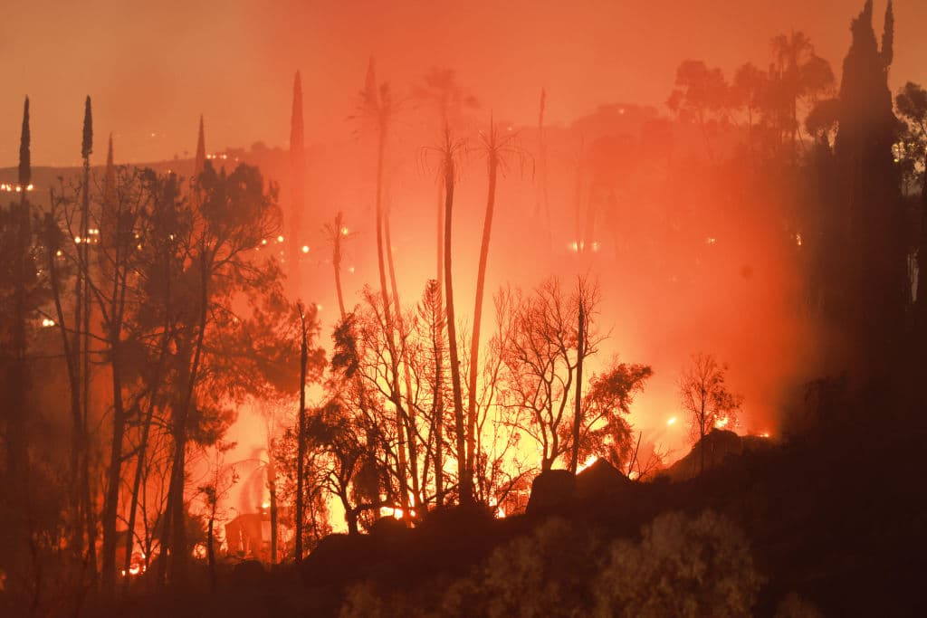 Al menos 6 viviendas fueron consumidas totalmente y otras 7 resultaron con daños por el incendio Hawarden, que desde el domingo 21 de julio las autoridades combaten en el 
<b><a href="https://www.univision.com/local/los-angeles-kmex/incendio-en-riverside-deja-varias-casas-quemadas-y-ordenes-de-evacuacion-video" target="_blank">condado de Riverside</a></b>, California.