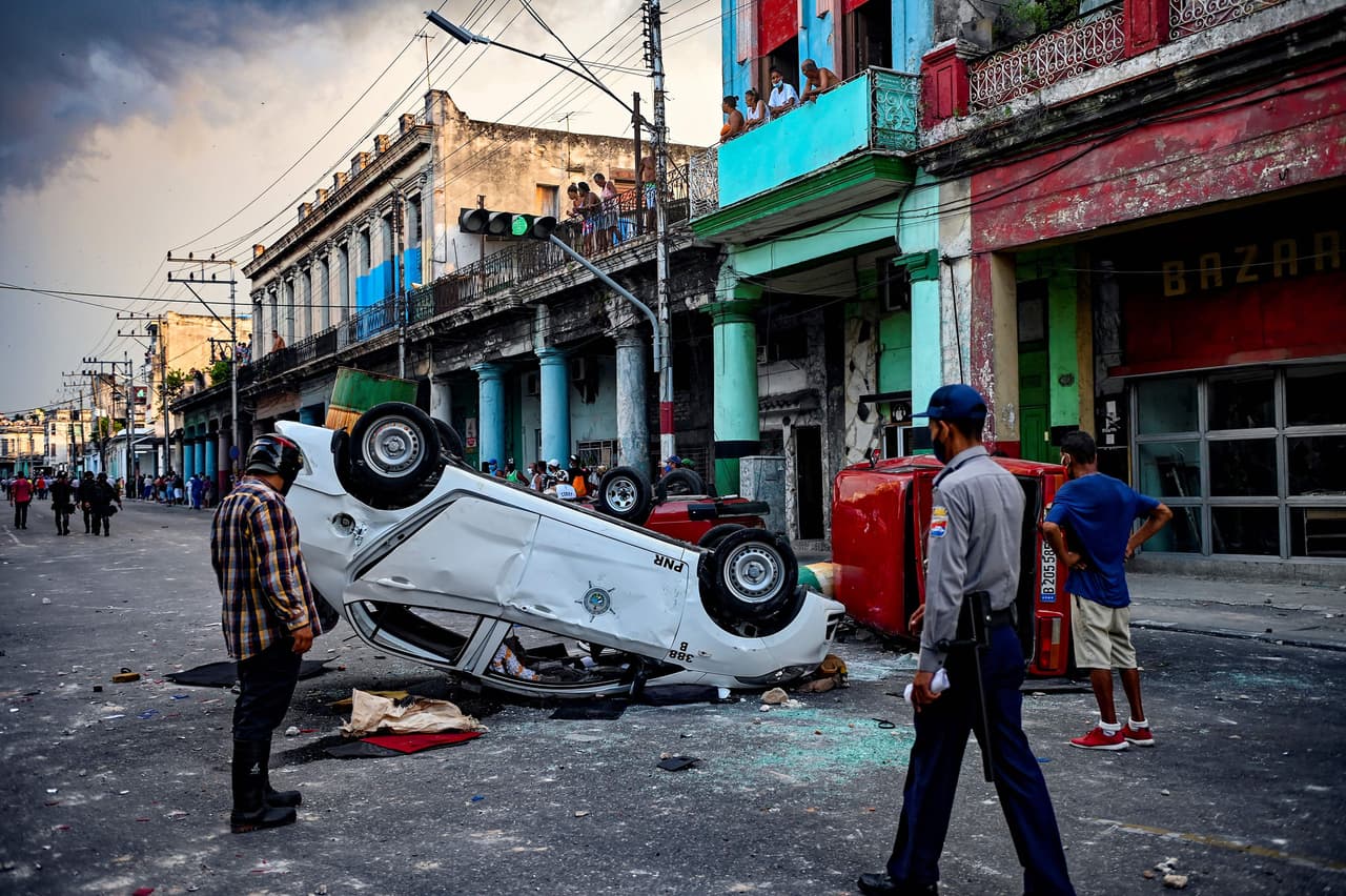 <b>Protestas inéditas contra el régimen cubano.</b>
<br>
<br>El domingo 11 de julio miles de cubanos marcharon por las calles del pequeño poblado de San Antonio de los Baños, al suroeste de La Habana, 
<a href="https://www.univision.com/noticias/america-latina/protestas-cuba-san-antonio-de-los-banos-covid"><u>en una inédita protesta contra el gobierno</u></a>. 
<br>
<br>Las manifestaciones se extendieron a varias ciudades de la isla y continuaron durante varios días, convirtiéndose en las mayores protestas contra el régimen comunista desde la década de 1990. Esta fotografía muestra lo que dejó la protesta en La Habana, el 15 de julio.
<br>
<br>
<a href="https://www.univision.com/noticias/america-latina/protesta-en-cuba-contra-el-gobierno-comunista-escasez-covid-fotos"><u>Vea aquí las fotos de la oleada de protestas contra el régimen contra el régimen comunista cubano</u></a> 
<br>