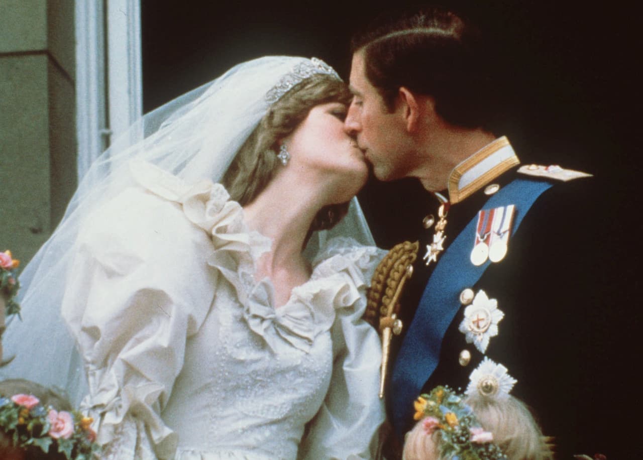 ARCHIVO - En esta foto de archivo del 29 de julio de 1981, el príncipe Carlos besa a su flamante esposa Diana en el balcón del Palacio de Buckingham en Londres.