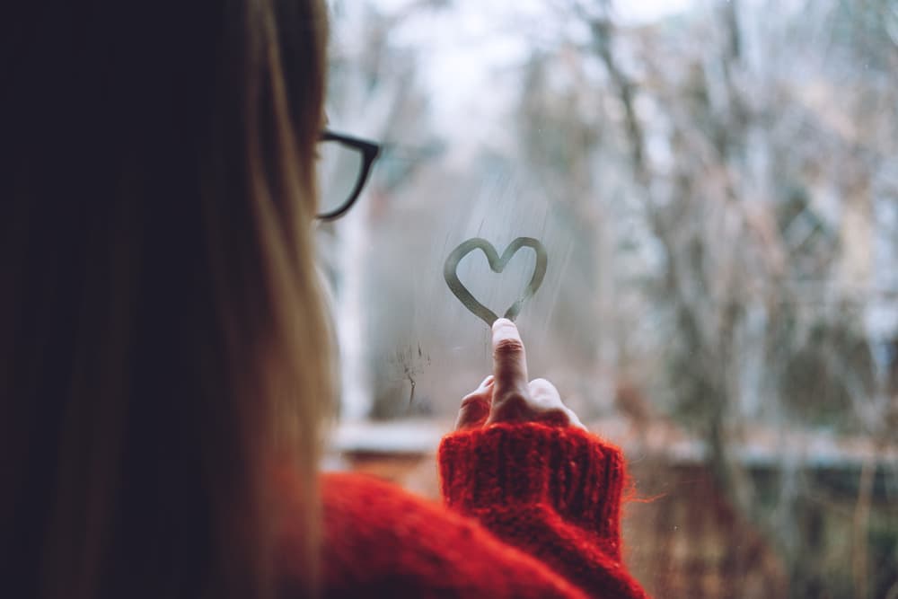 Por eso mismo, tu mente está en otro lado, mucho más profundo y personal, y no enfocada en el momento. El peligro está en que dejes que tantas ideas o planes te consuman. Mejor sal de tu cabeza y disfruta tu situación actual, sea cual sea.