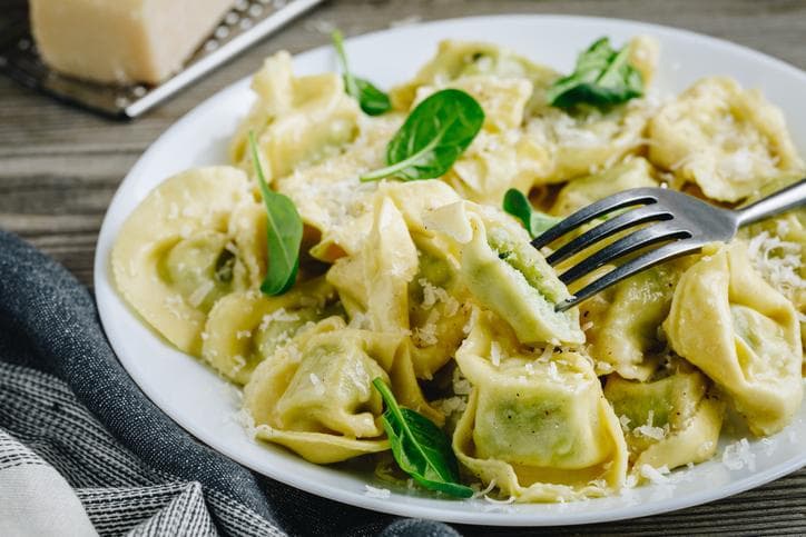 Los ravioles con espinacas y queso parmesano que sugerimos en esta 
<a href="https://www.univision.com/noticias/reto-28/ravioles-con-espinacas-y-queso-parmesano-reto-28">receta</a> se preparan en pocos minutos y son una apuesta segura que le gustará a toda la familia.