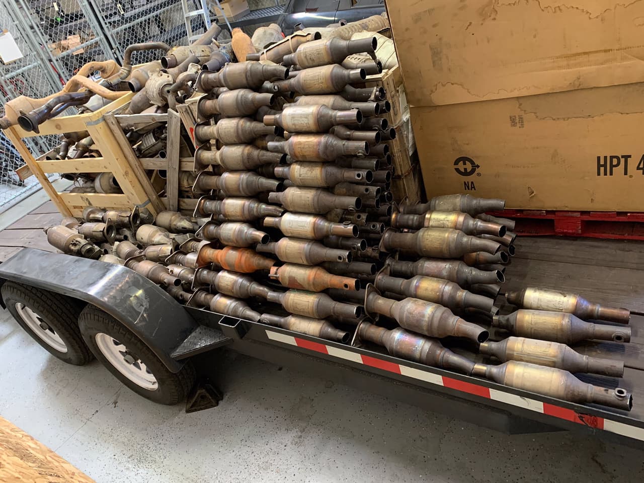 Esta imagen corresponde a un operativo ejecutado por alguaciles del norte de California en el que encontraron 
<a href="https://www.univision.com/local/san-francisco-kdtv/detenidos-robo-convertidores-cataliticos-robados-novato-california">una bodega con cientos de convertidores catalíticos robados</a>. La pareja que arrestaron los vendía a un centro de reciclaje en el sur del estado, un delito que les generaba cientos de miles de dólares en ganancias.