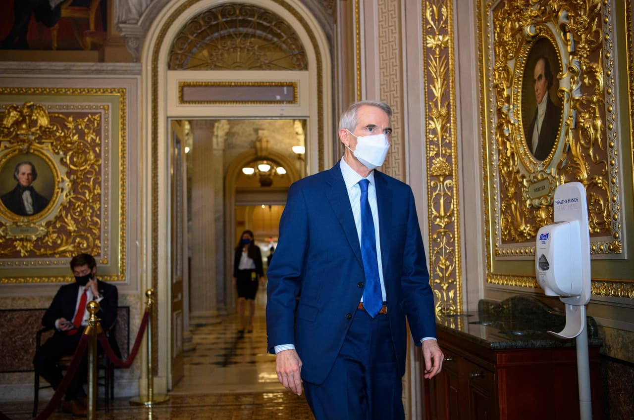 El senador republicano por Ohio, 
<b>Rob Portman</b>, dijo que "no fue fácil" revivir ese día. Pero también admitió que los senadores habían creído que estaban seguros, y "según las imágenes, tal vez no tan protegidos como pensábamos que estábamos. Pero en ese momento, la gente - quiero decir, creo que muy pocos de mis colegas sintieron que estaban en peligro."
<br>