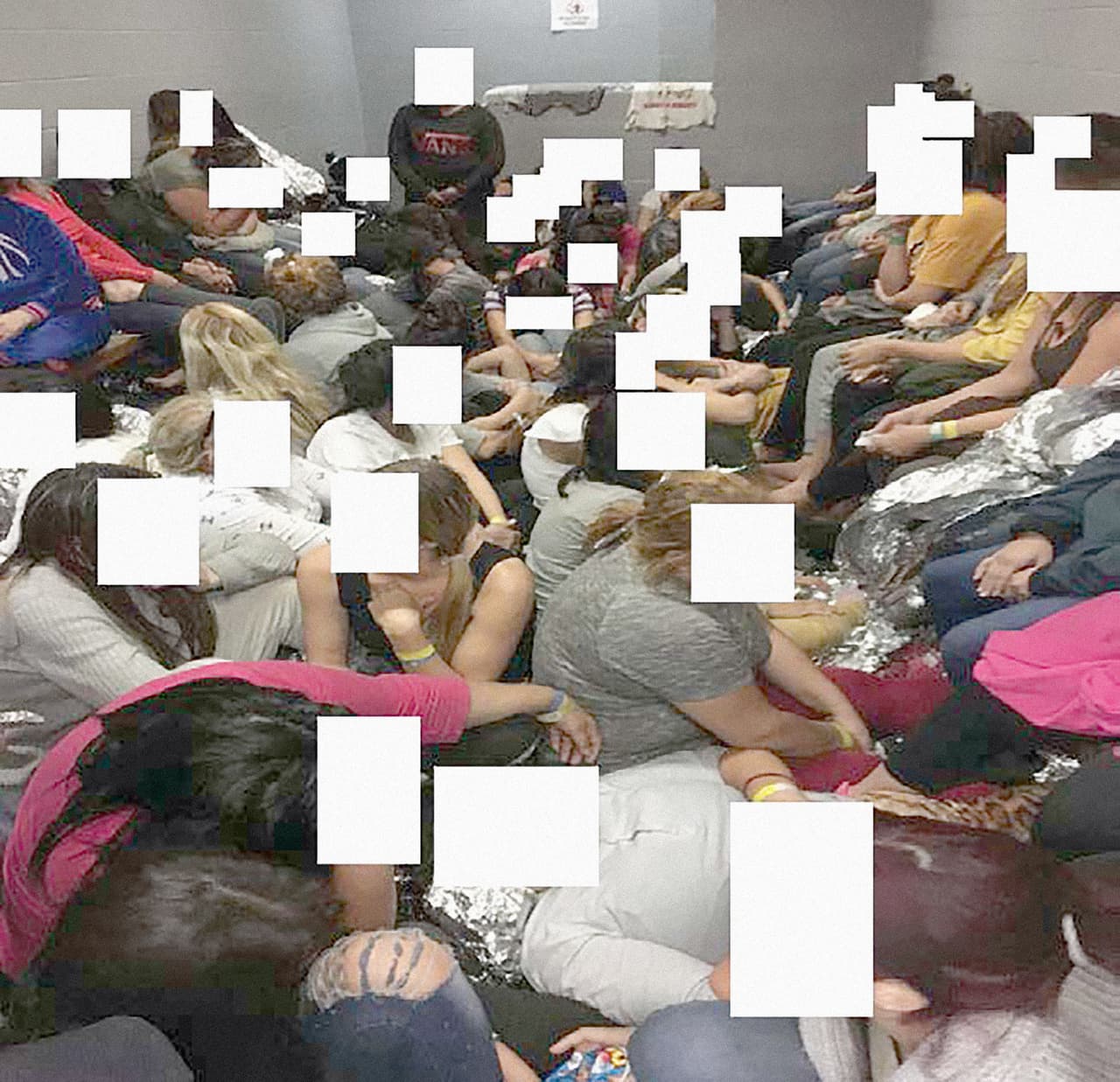 En 
<b><a href="https://www.oig.dhs.gov/sites/default/files/assets/2019-05/OIG-19-46-May19.pdf" target="_blank">su reporte</a></b>, el Inspector General del Departamento de Seguridad Nacional (DHS) alertó de que el centro de procesamiento de la Patrulla Fronteriza (CBP) en El Paso del Norte tiene graves problemas de hacinamiento. 
<b>Su capacidad instalada permite albergar 125 inmigrantes, pero el 7 y 8 de mayo contabilizaron aproximadamente entre 750 y 900 inmigrantes.</b> La imagen corresponde a una de las celdas de mujeres adultas con capacidad para 12 personas: había entonces 76 detenidas apiñadas en ese espacio.