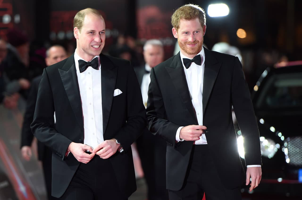 “En realidad es que William y Harry tuvieron una riña. Todos los hermanos se caen. Todas las familias se caen. Sus consecuencias en este momento se están haciendo públicas”.
<br>
