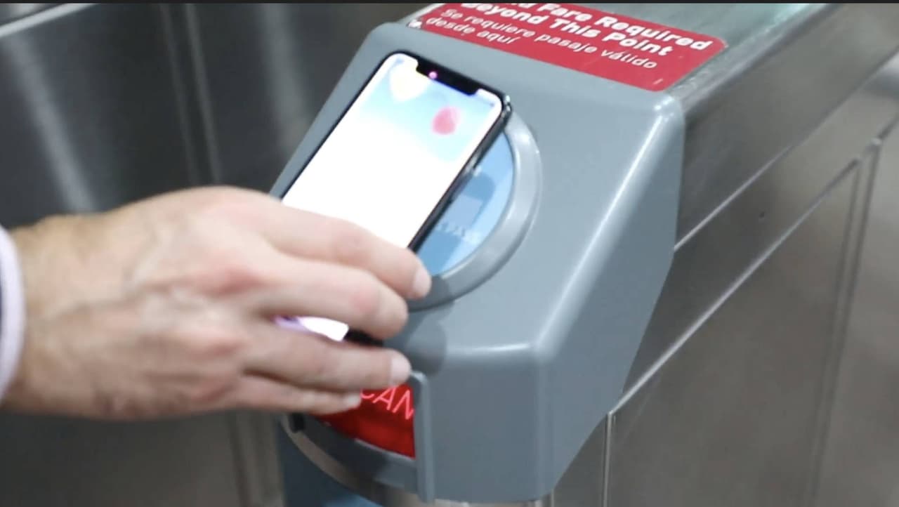 “La nueva aplicación móvil TAP convierte a Metro en una de las primeras agencias de tránsito en el país en poner el poder de pagar sus tarifas en la palma de sus manos, aprovechando el espíritu innovador de nuestra ciudad para brindar mayor seguridad, equidad, sostenibilidad y conveniencia a pasajeros, conductores, operadores de tránsito y cualquier persona que viaje en nuestros trenes y autobuses ", dijo Garcetti.