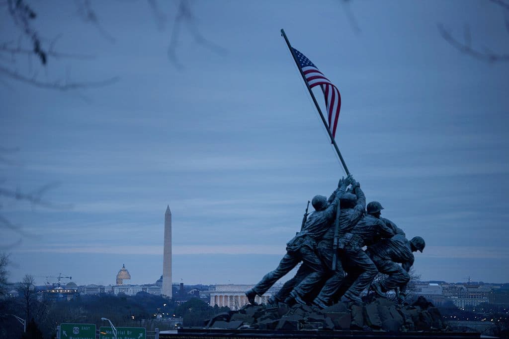 Esa estampa ha quedado también inmortalizada en uno de los 
<a href="https://www.univision.com/noticias/estados-unidos/lincoln-memorial-cumple-100-anos-como-el-monumento-mas-visitado-fotos">monumentos más conocidos del Washington National Mall</a>, en Washington DC. Su nombre oficial es 
<i><b>US Marine Corps War Memorial</b></i>
<b> </b>pero se conoce popularmente como el 
<b>monumento a Iow Jima.</b>