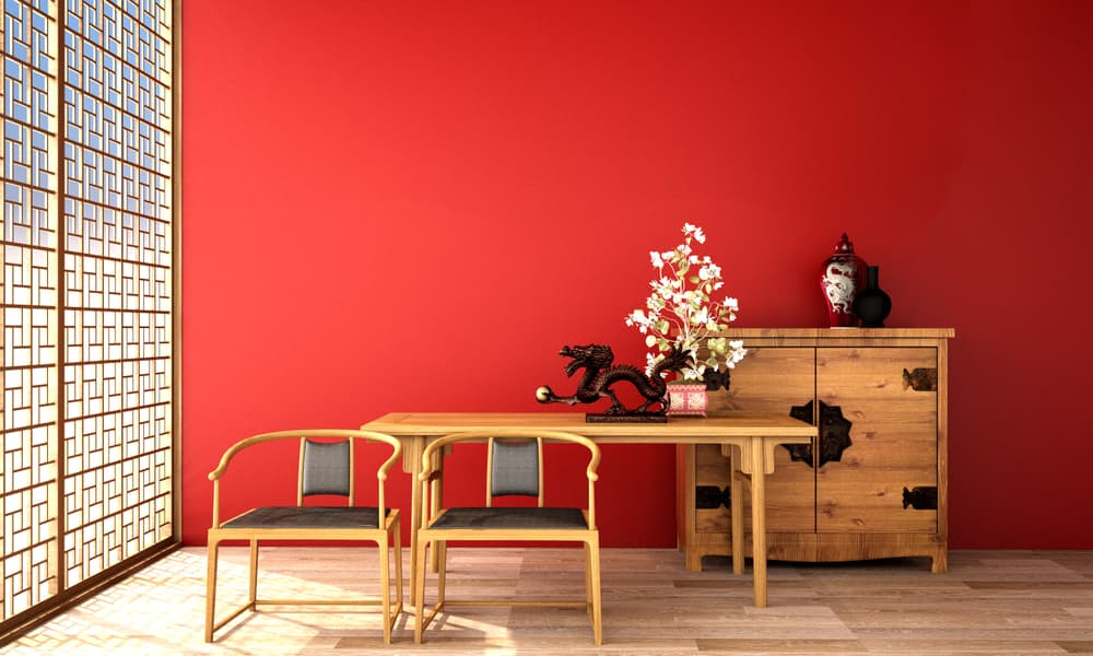 El rojo se asocia con el fuego y simboliza pasión, fuerza, intensidad... Es un color muy poderoso que atrae la energía, sobre todo dirigida a algo en específico, así que contrasta mucho con otros tonos como el negro.