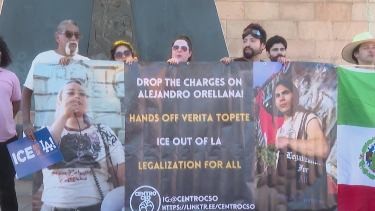 Retiran cargos a hispano arrestado por repartir mascarillas en protesta contra ICE