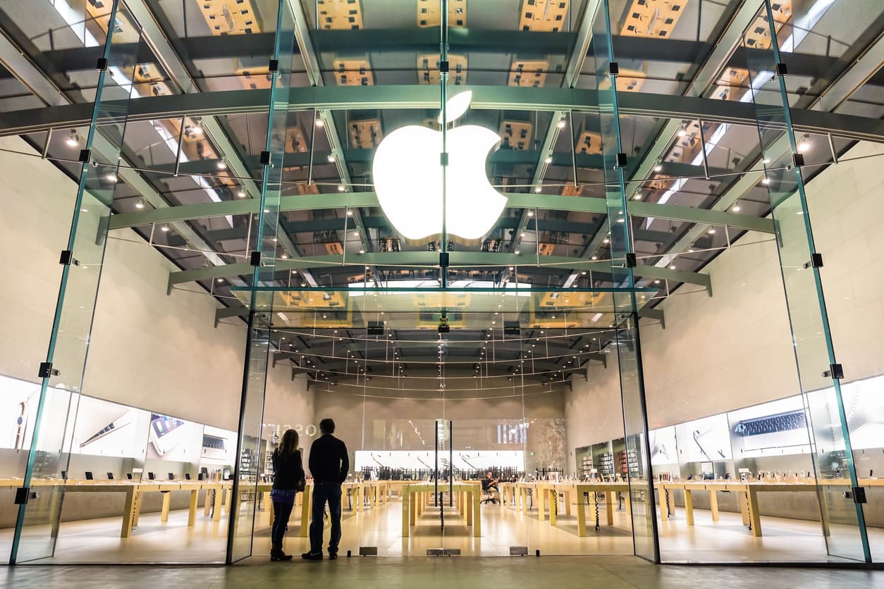 <b>Puesto 13. Apple Inc</b>
<br>
<br>Porcentaje de energía verde del total que usa: 101%.
<br>
<br>Uso anual de energía verde: 2,202,581,271 kWh. 
<br>
<br>Industria: tecnología.
<br>
<br>Fuente de energía verde: plantas hidroeléctricas de bajo impacto, biomasa elegible, solar y eólica.
<br>