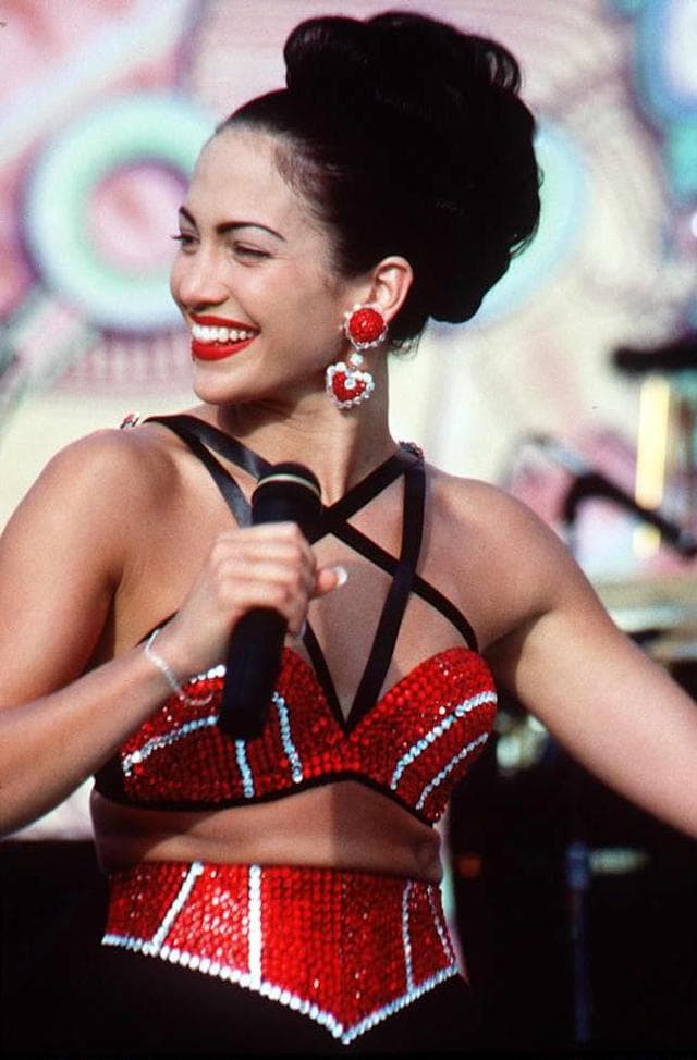 Un dato curioso de esta cinta es que Jennifer Lopez hizo lips-sync en casi todo el rodaje, a excepción de una escena donde sí canta de verdad. Se trata del momento cuando Selena da un concierto en la ciudad de Monterrey, México, e interpreta su famoso tema 'Como la Flor'.