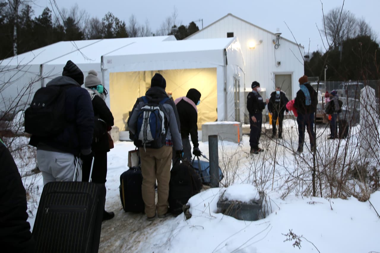 "Hay una emergencia": gobierno de Canadá recibe a migrantes que llegan en buses desde Nueva York 
