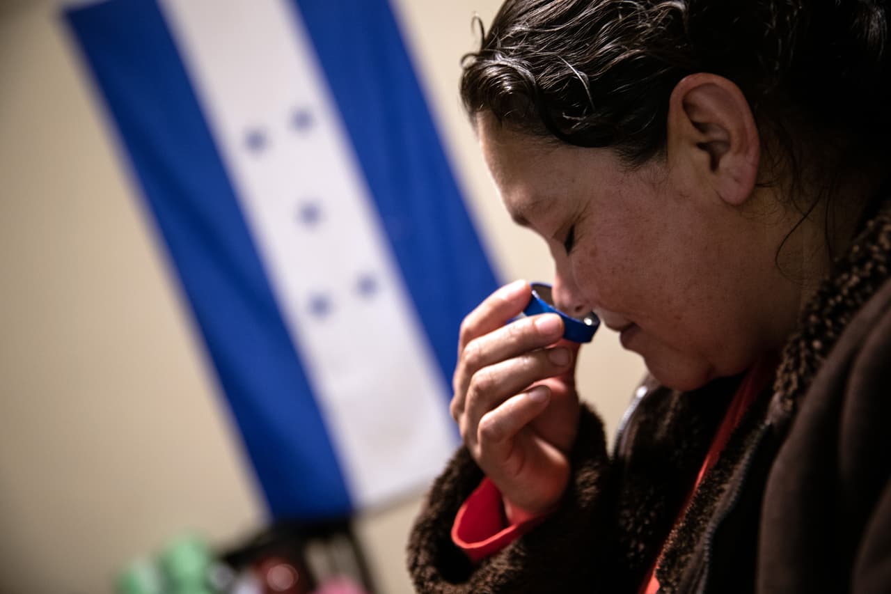 Una inmigrante hondureña que no tiene documentos hace inhalaciones de crema mentolada en su habitación, donde se mantiene en cuarentena con su familia en Mineola, Nueva York. Un grupo de nueve inmigrantes que comparten el alquiler de una casa en Long Island se auto aislaron después de que uno se enfermó de fiebre y el resto se contagió rápidamente. En este estado se han reportado la mayoría los casos de coronavirus en el país. 
<b><a href="https://www.univision.com/noticias/salud/mapa-actualizado-del-coronavirus-cifras-de-casos-confirmados-y-fallecidos">Vea aquí el mapa actualizado del coronavirus: cifras de casos confirmados y fallecidos </a></b>