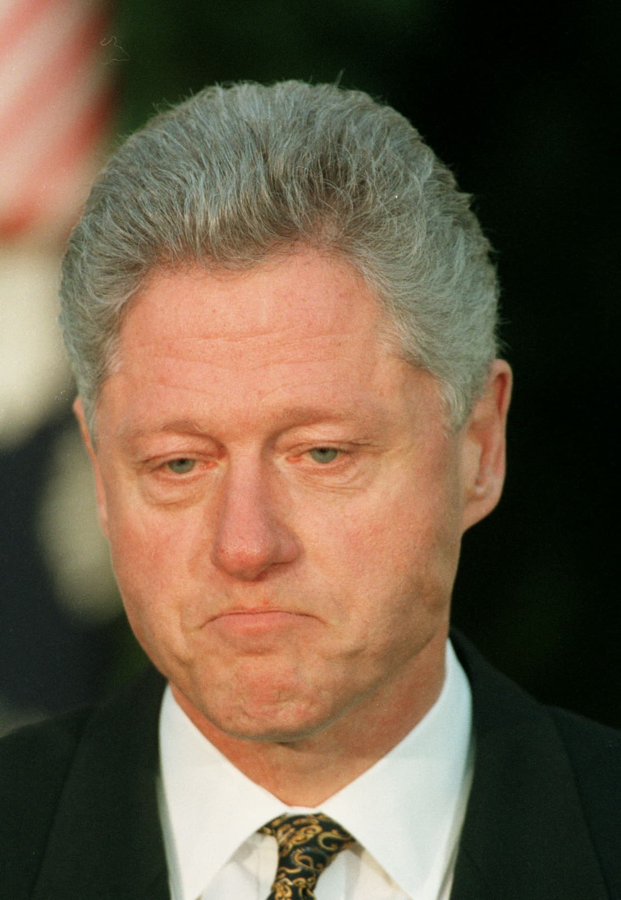 El futuro de Clinton estaba en vilo en diciembre de 1998. Lo que comenzó como una indiscreta aventura con la becaria de la Casa Blanca Mónica Lewinsky, una serie de encuentros sexuales casuales de varios meses y llamadas telefónicas, desató una crisis constitucional. Por mentir sobre esas aventuras en el marco de una investigación federal, Clinton fue llevado a juicio político.