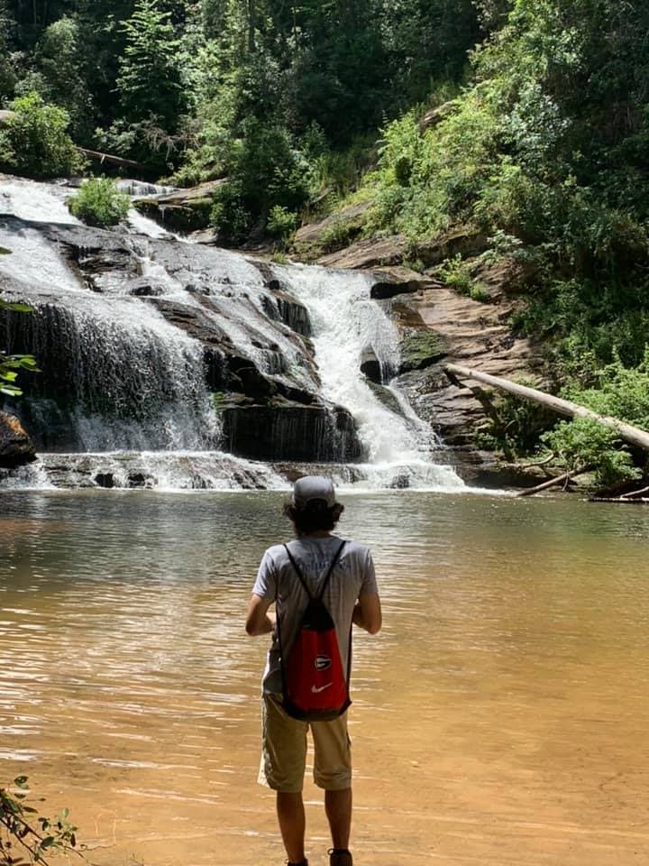 <b>Panther Creek Falls Trail (Clarkesville)</b>
<br>
<b>Sitio web</b>: 
<a href="https://www.fs.usda.gov/recarea/conf/recreation/hiking/recarea/?recid=10514&actid=50">https://www.fs.usda.gov/recarea/conf/recreation/hiking/recarea/?recid=10514&actid=50</a> 
<br>
<a href="https://goo.gl/maps/oJur8Ls7TbEtFeQq6"><b>Cómo llegar</b></a>
<b> </b>
<br>
<br>Panther Creek desemboca en una poza amplia, profunda y fría que es perfecta para nadar a mitad de una caminata. Viaja por el sendero Panther Creek hasta las cataratas o llévate una mochila para pasar la noche en uno de los muchos campamentos.