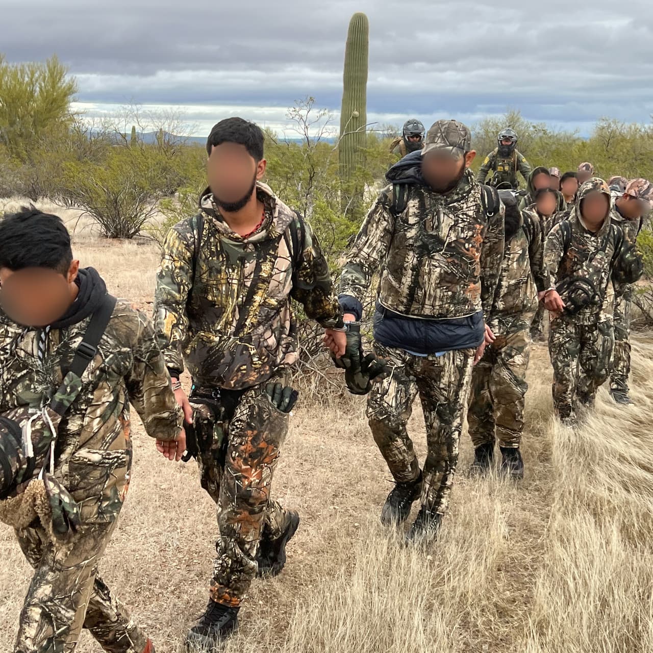 La Patrulla Fronteriza reportó que en los últimos meses han encontrado más traficantes armados dirigiendo a los indocumentados, lo cual significa un riesgo mayor para mujeres y niños.