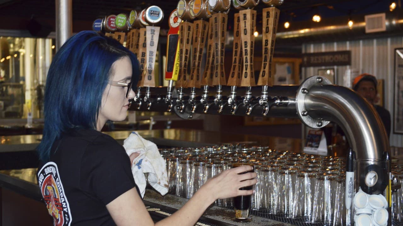 Las cervecerías de Chicago están contribuyendo la donación de cerveza que se puede fermentar en granos neutros de alta resistencia para hacer el desinfectante, que incluye 16 barriles de cervezas de la Cervezeria Evanston Temperance y barriles de la Cervezeria Metropolitan.