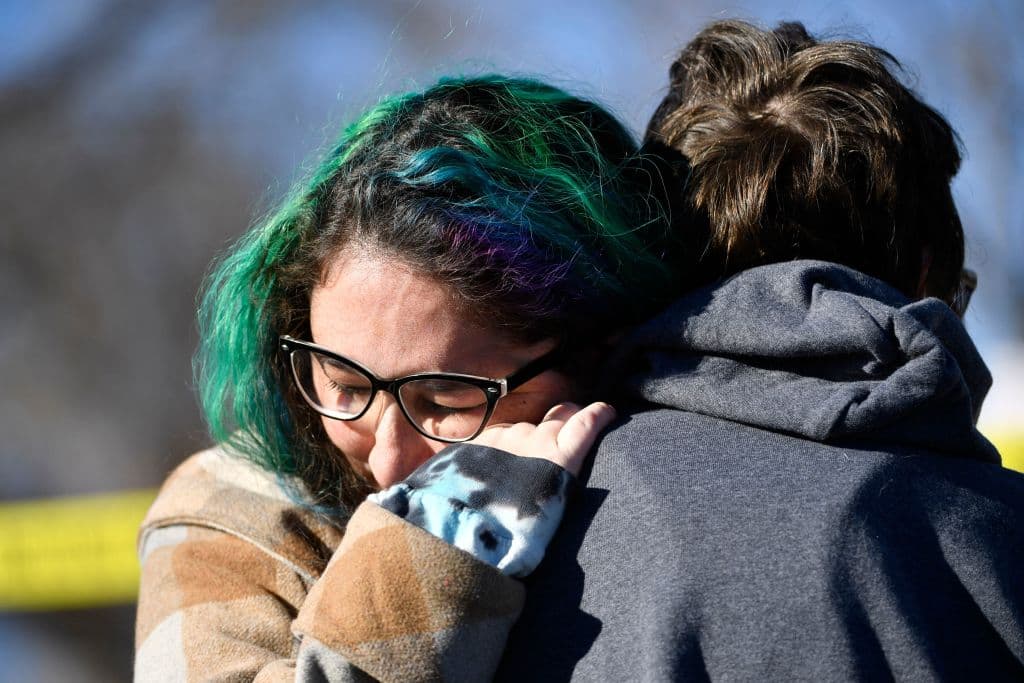 Las autoridades no han revelado las identidades de las víctimas y advirtieron que el número de fallecidos podría aumentar dado que "numerosas personas fueron llevadas al hospital". Al menos dos heridos se encuentran en estado crítico. 
<b><a href="https://www.univision.com/noticias/sucesos/tiroteo-colorado-bar-gay-sospechoso-muertos">Esto es lo que se sabe de esta masacre hasta el momento</a></b>.