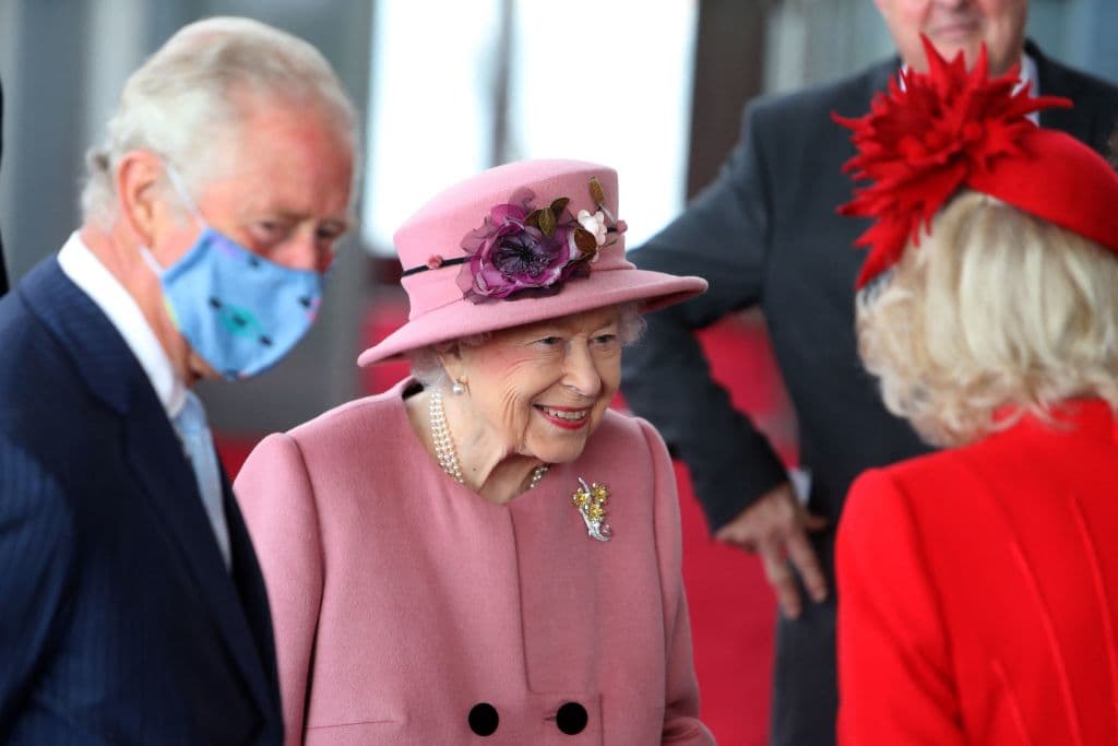 La reina Isabel II da positivo al covid-19, días después de su hijo y heredero Carlos