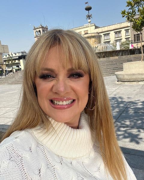 Erika Buenfil se dijo feliz de que su piel luzca tan bien a pesar de que la cubre con mucho maquillaje y está expuesta a grandes cantidades de luz debido a su profesión.
<br>