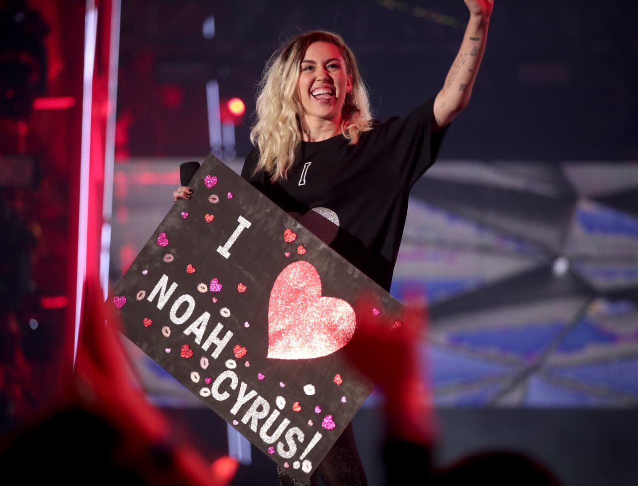 Como era de esperarse, la cantante desmintió el rumor y pidió que fueran más creativos.
