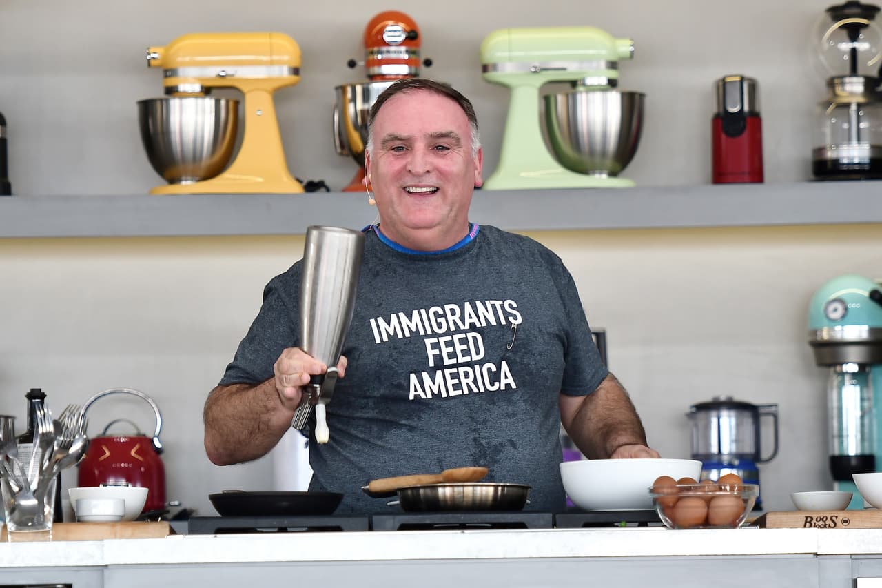 <b>José Andrés, chef y activista español. </b>Este chef se hizo primero famoso por ser presentador de programas culinarios en TV y tener innovadores restaurantes en varias ciudades de EEUU. Pero su faceta más notable es, seguramente, la de llevar comida a personas que fueron afectadas por desastres naturales como lo hizo en Haití o en Puerto Rico tras el paso del huracán María en septiembre de 2017. De espíritu filantrópico, 
<a href="http://time.com/collection/most-influential-people-2018/5217571/jose-andres/"><u>remarca la revista</u></a>, José Andrés le ha llevado raciones de comida él mismo a miles de personas que atravesaban difíciles situaciones. Su empatía con los indocumentados, a quienes valora como 'grandes trabajadores' lo ha llevado a reaccionar públicamente en varias oportunidades en contra del discurso antiinmigrante del presidente Trump. Entre otras muchas acciones se ha sumado a la protesta bajo la consigna 'un día sin inmigrantes', momentos en los que cerró sus restaurantes. 
<a href="https://www.univision.com/noticias/politica/chef-jose-andres-lo-ilegal-es-que-los-congresistas-coman-ensaladas-cultivadas-por-indocumentados"><u>"Lo ilegal es que los congresistas coman ensaladas cultivadas por indocumentados"</u></a>, dijo en una ocasión en entrevista con Univision Noticias.