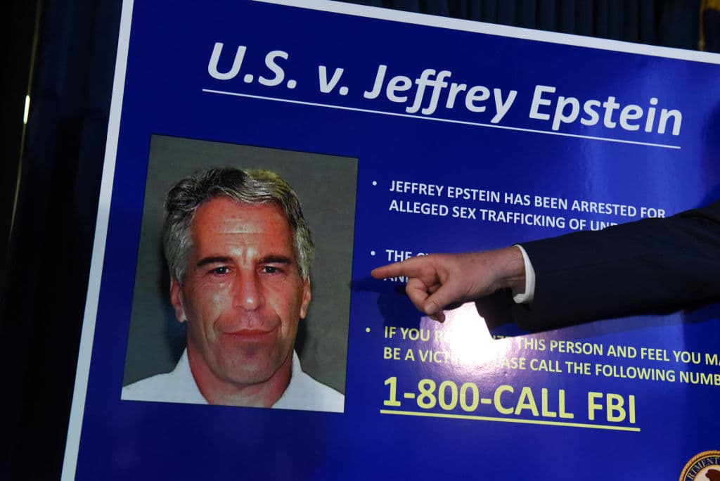 Trump arremete contra sus propios seguidores molestos por el manejo del 'caso Epstein'