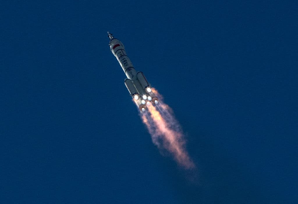 Siete horas después del despegue, la agencia espacial china anunció que la Shenzhou-12 se había acoplado "con éxito" a su estación.