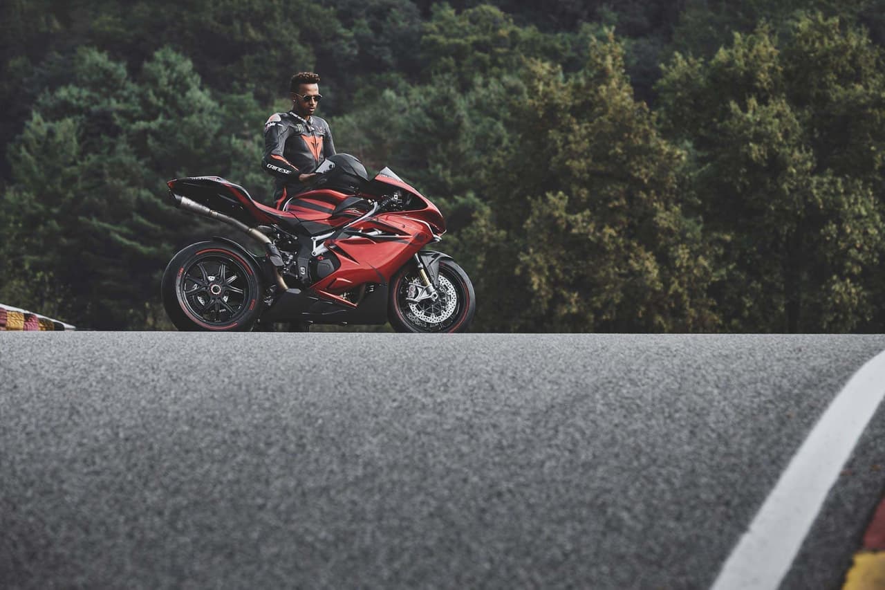 El pasado fin de semana, durante el Gran Premio de Malasia, Lewis Hamilton aprovechó para mostrar la nueva MV Agusta F4 LH44.on LH44.