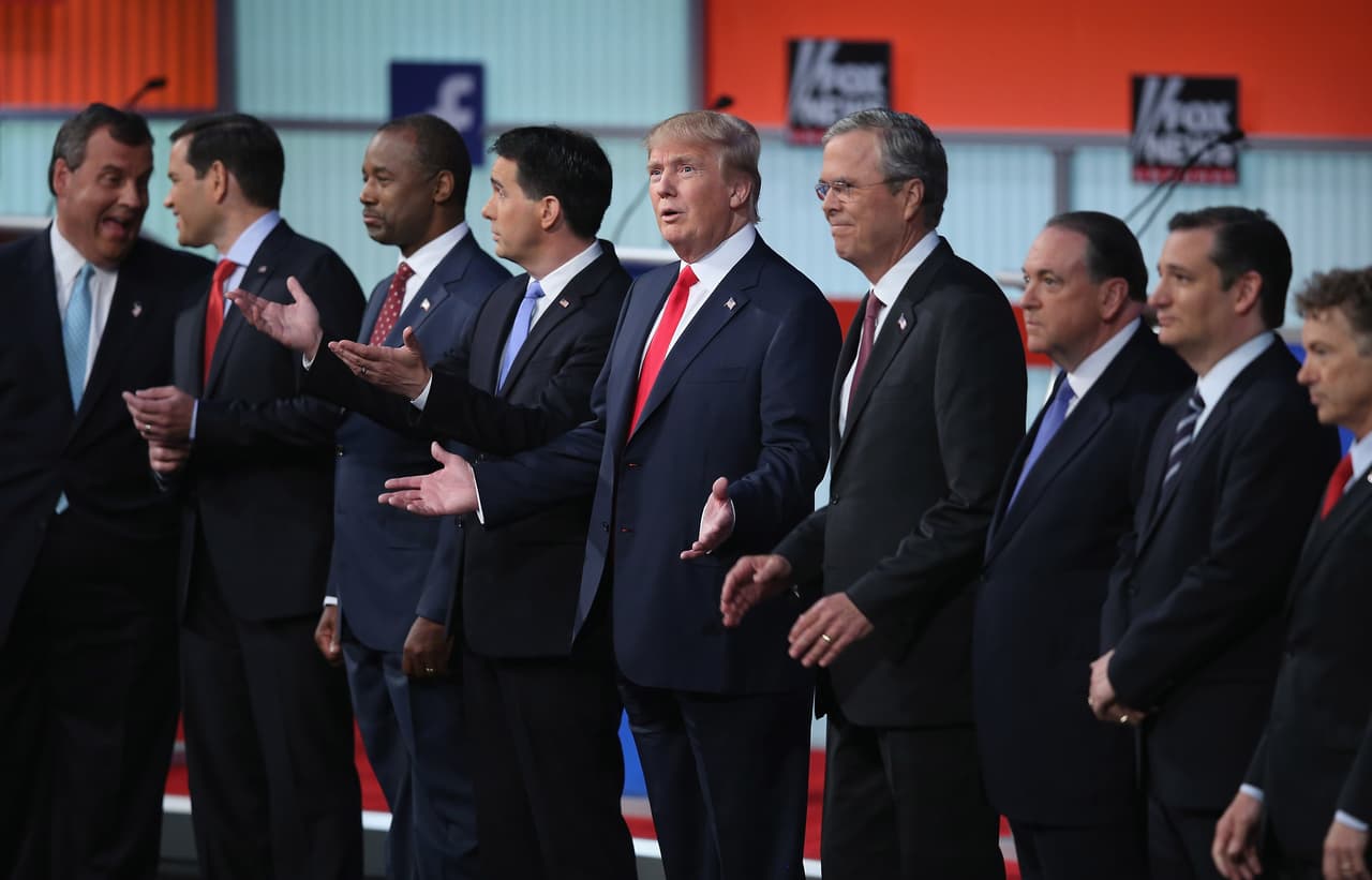 <b>Comienza el reality show presidencial. </b>El primer debate republicano en horario estelar, organizado por Fox News y Facebook, agrupó en Cleveland a los 10 candidatos más importantes según las encuestas del momento. Donald Trump enseñó su agresivo estilo de discusión en un encuentro donde quedaron fuera varios temas importantes, 
<b><a href="http://www.univision.com/noticias/debate-de-candidatos-republicanos-dejo-fuera-la-reforma-migratoria-comprensiva">como la reforma migratoria</a>. </b>6 de agosto 2015.