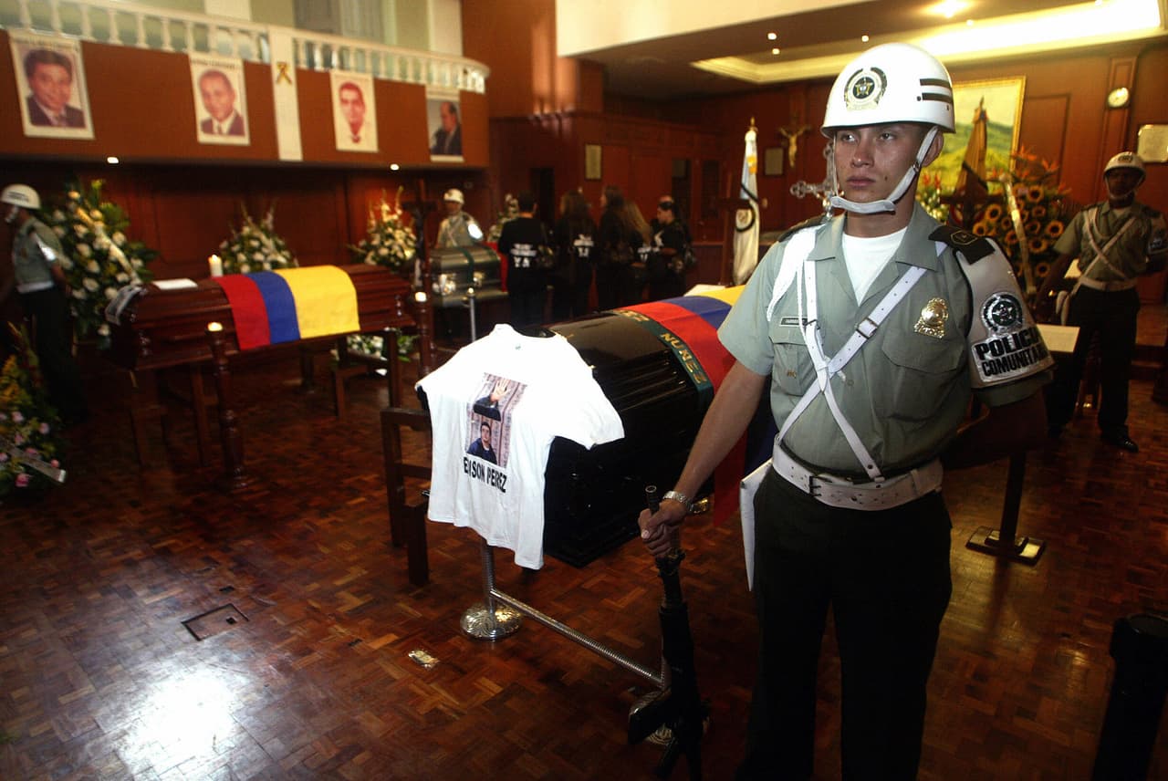 <b>El funeral de</b> 
<b>los legisladores. </b>En 2007 las Farc ejecutó a 11 de los 12 legisladores del Valle del Cauca que mantenían secuestrados desde 2002. En principio informaron que les dispararon en medio de un ataque armado, pero el gobierno desmintió haber realizado alguna operación en el lugar. La recuperación de los cuerpos fue complicada y se retrasó en varias oportunidades. En la fotografía el funeral múltiple con honores se llevó a cabo en diciembre de ese año.