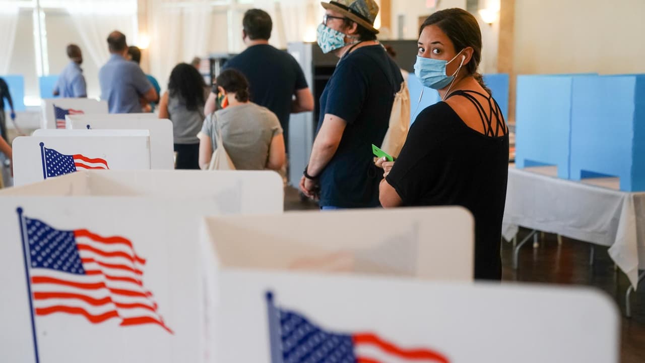 Si sumples con los requisitos mencionados previamente, puedes registrarte 
<a href="https://registertovote.ca.gov/es-mx" target="_blank">aquí.</a>