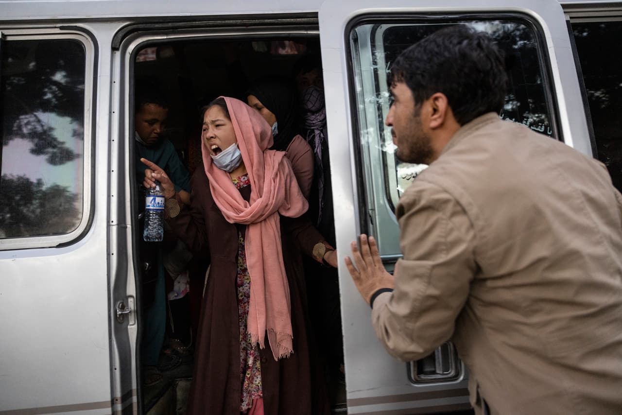 La rápida ofensiva de los talibanes en Afganistán ha causado al menos unos 250,000 desplazados desde su inicio en mayo. Un 80 % de ellos son mujeres y niños, según la Agencia de las Naciones Unidas para los Refugiados (ACNUR).
<br>
<br>En la fotografía un grupo de desplazados en un campamento improvisado en Kabul el 12 de agosto. Esta ciudad se ha inundado de personas que han huído de la arremetida talibán en las capitales de provincia.